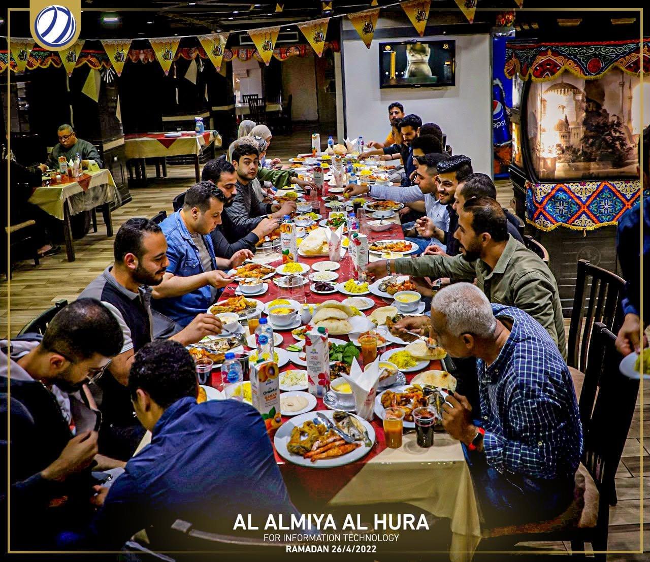 فريق العالمية الحرة خلال الإفطار