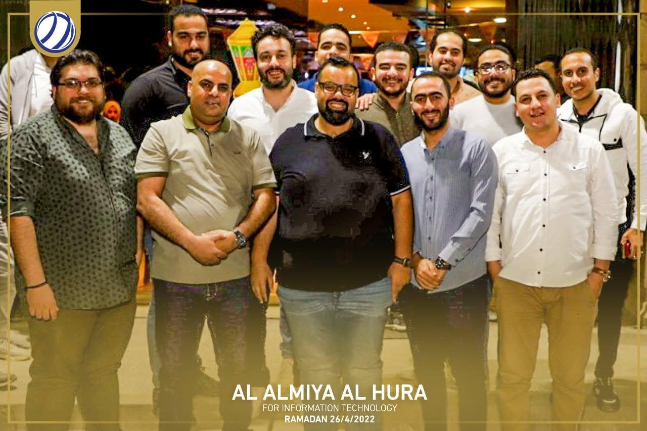 صورة تذكارية لعدد من أعضاء الفريق