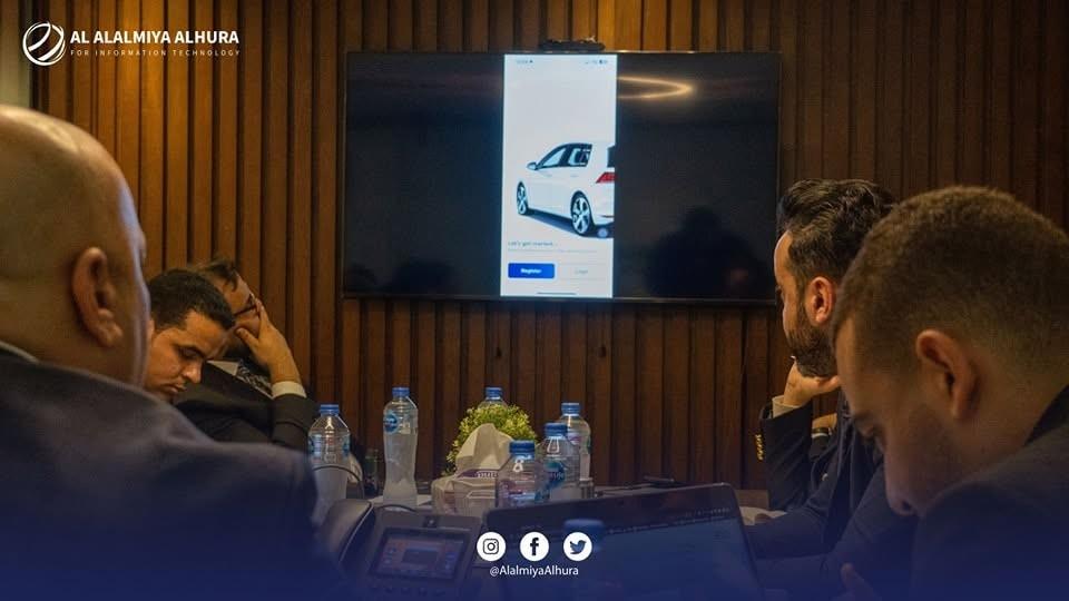 استعراض واجهات أحد التطبيقات خلال الاجتماع