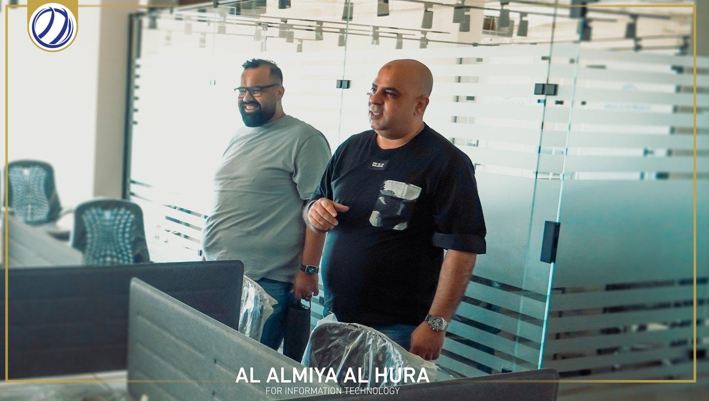 جانب من جولة فريق الإدارة بين المكاتب