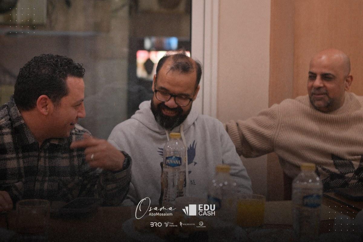 مع فريق EduCash بصفته من أوائل المستثمرين في التطبيق