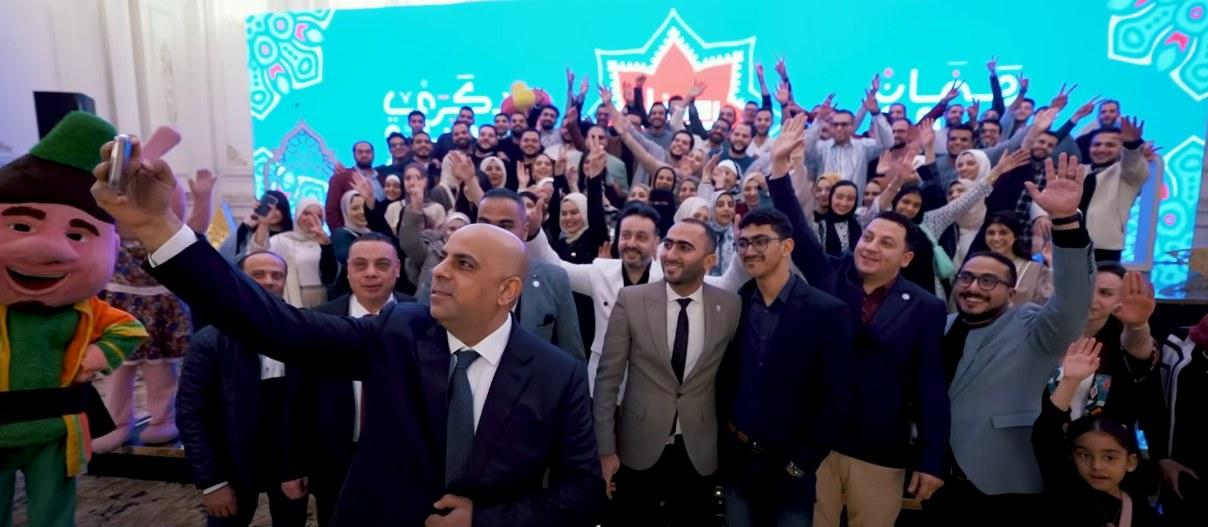 لحظة «سيلفي» جماعية مع رئيس مجلس الإدارة في ختام الأمسية