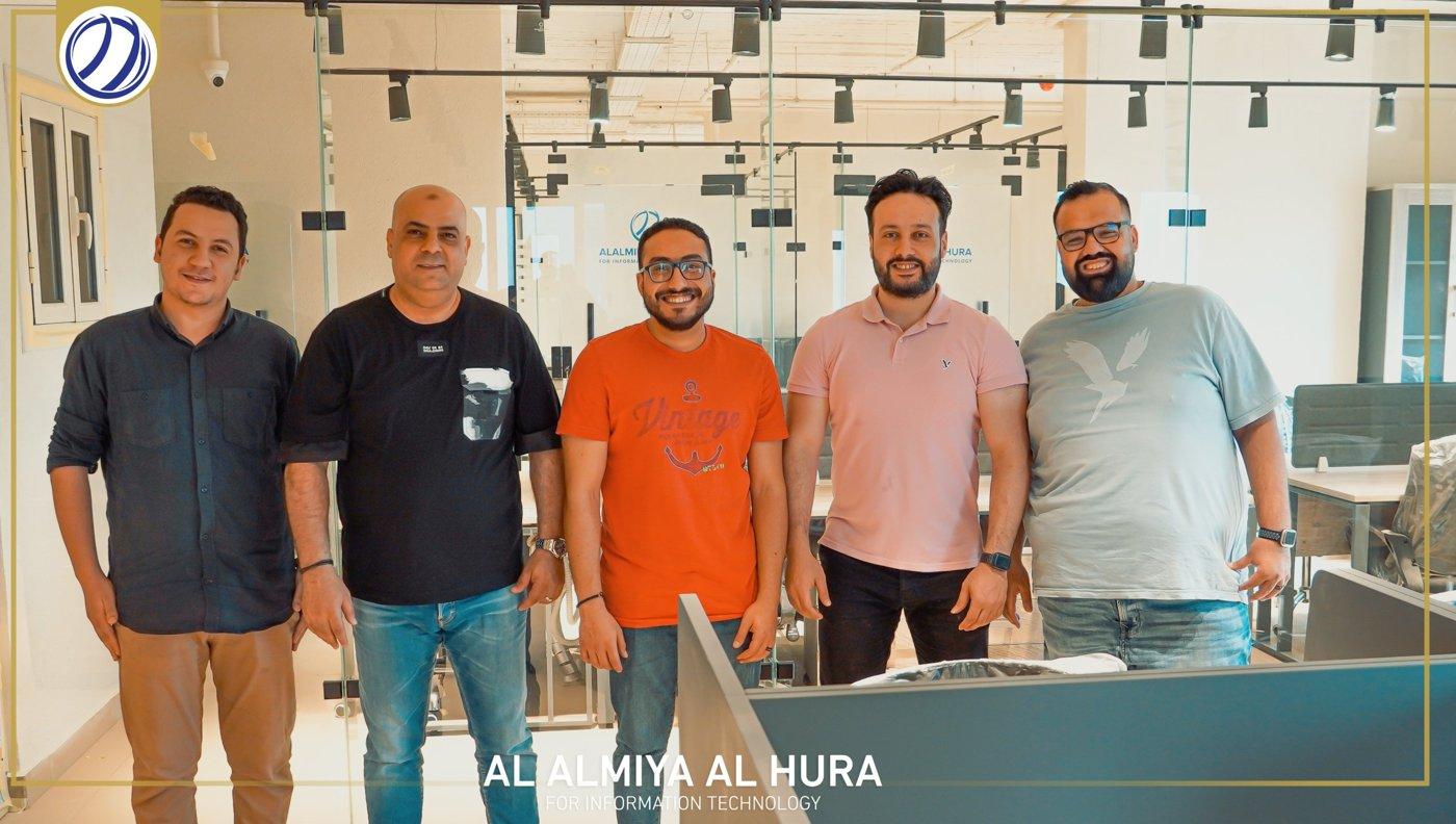 قيادات الشركة داخل المقر خلال أعمال التجهيز