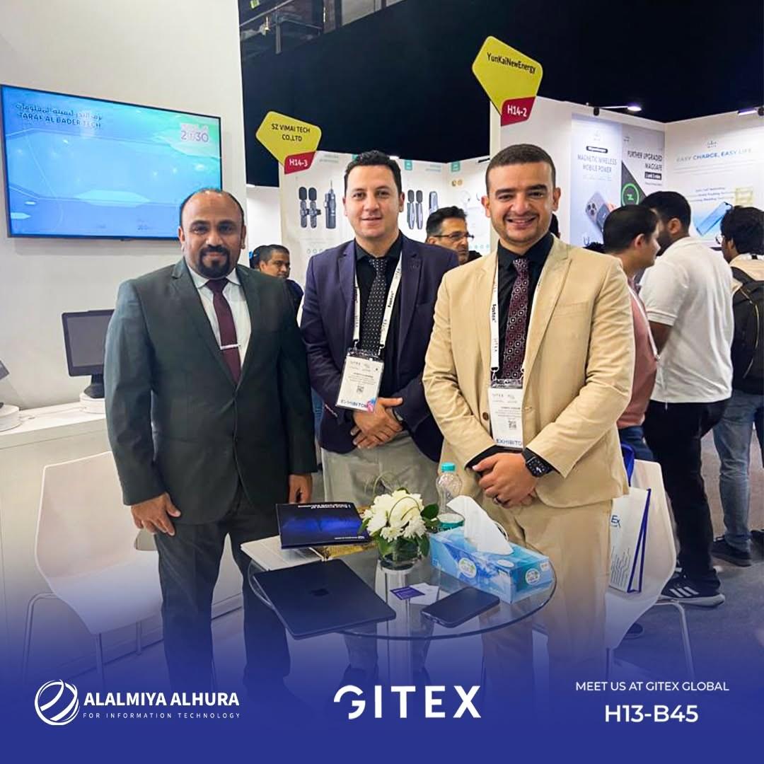في جناح العالمية الحرة بمعرض GITEX Global في دبي