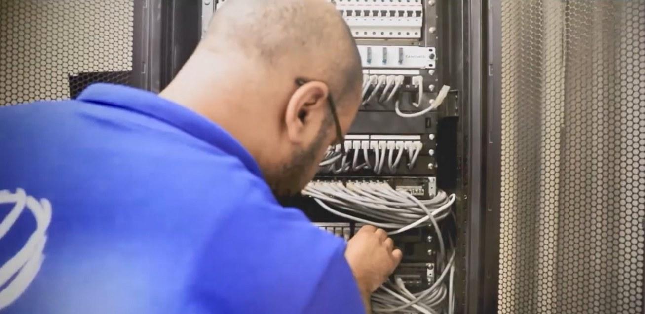 غرفة السيرفرات ومعدات الشبكة