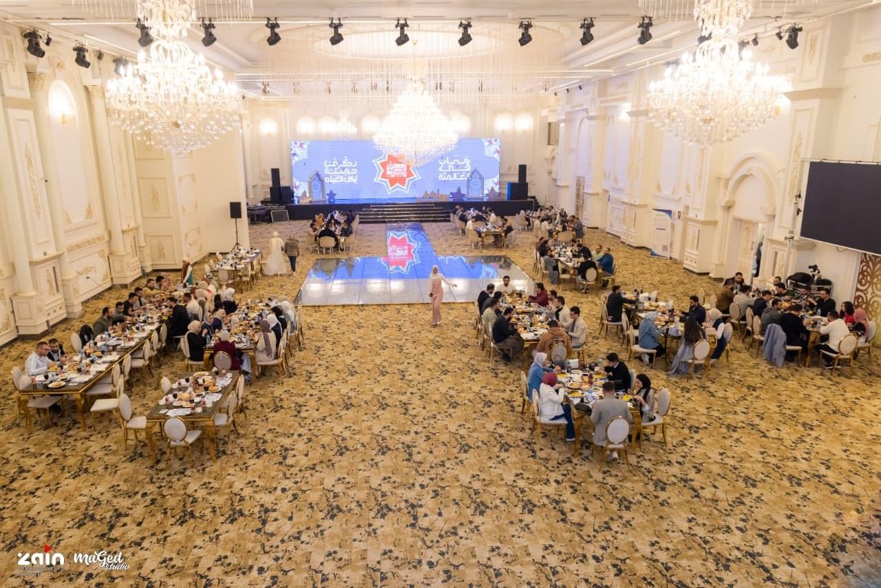 قاعة الإفطار التي جمعت فريق الشركة وأسرهم