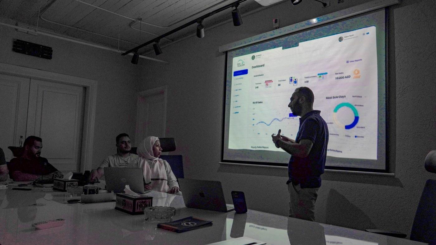 جلسة مراجعة لأحد مشروعات العملاء مع فرق التطوير والتصميم والإدارة