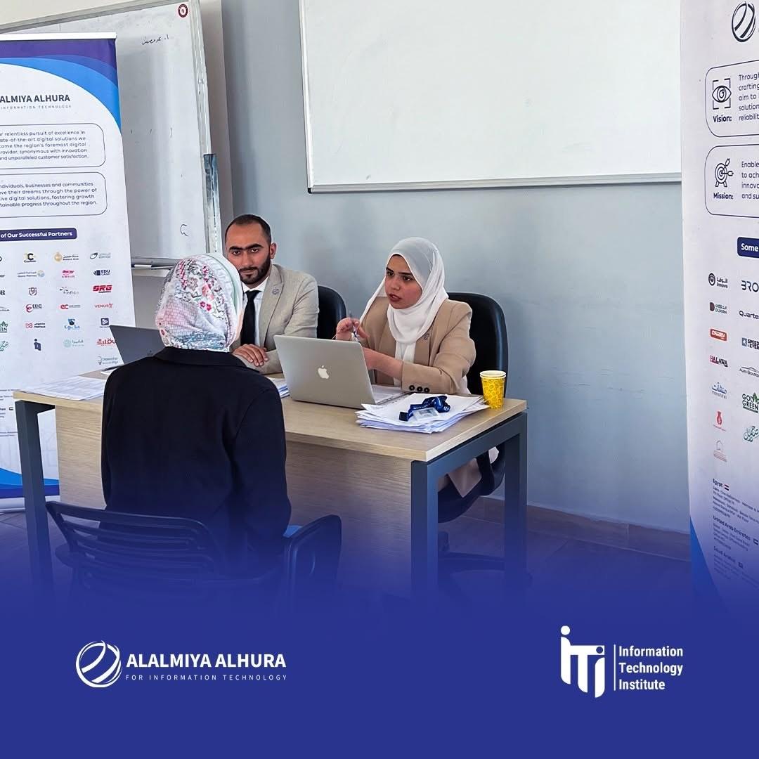جانب من المقابلات المباشرة مع متدربي معهد تكنولوجيا المعلومات
