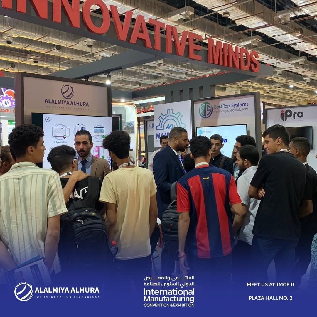 مجموعة من الطلاب يتعرفون على مشروعات الشركة