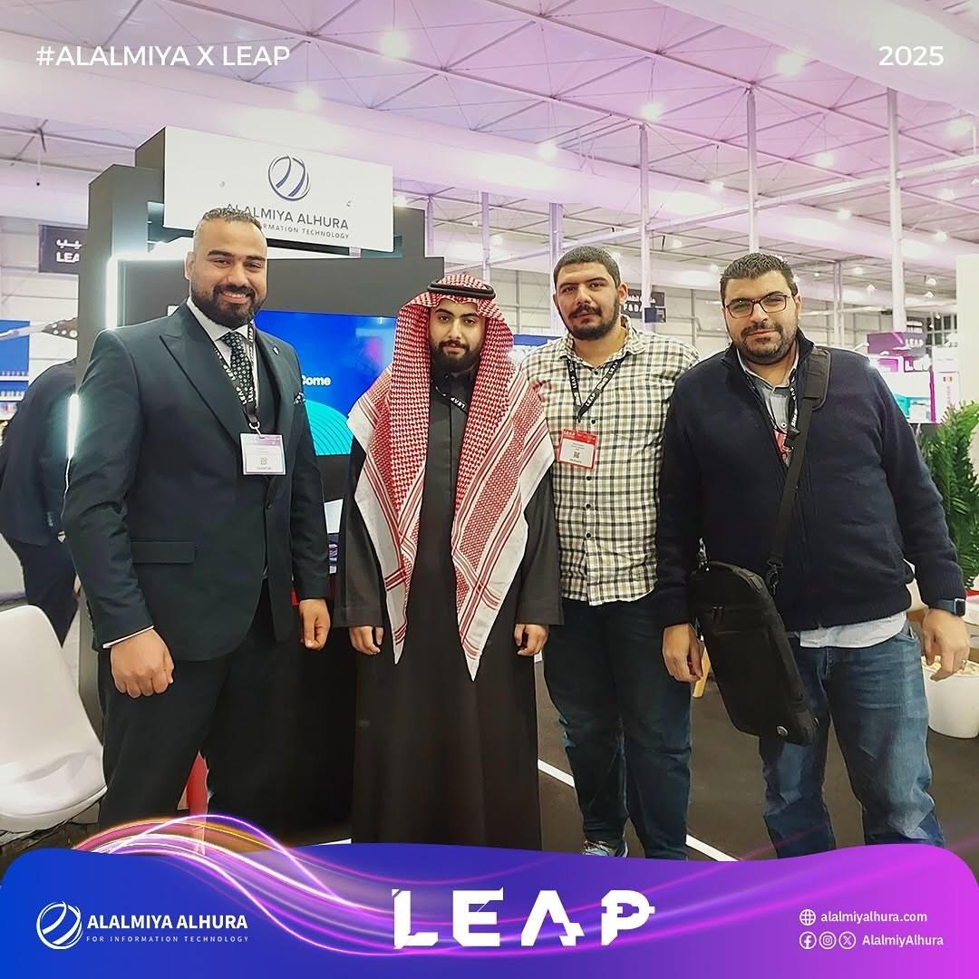 فريق الشركة مع عدد من زوار الجناح