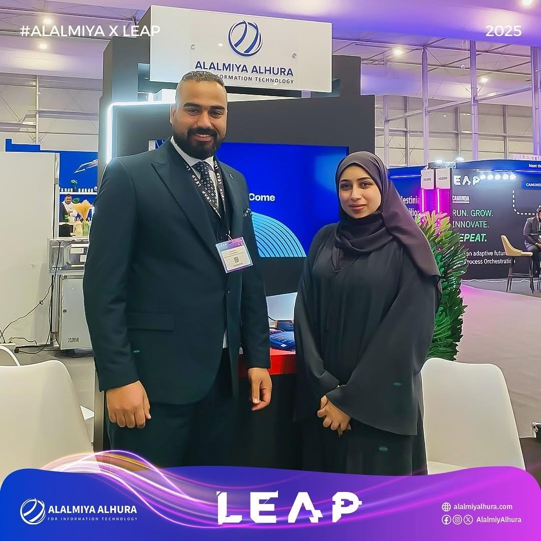 فريق العالمية الحرة في جناح الشركة بمعرض LEAP 2025