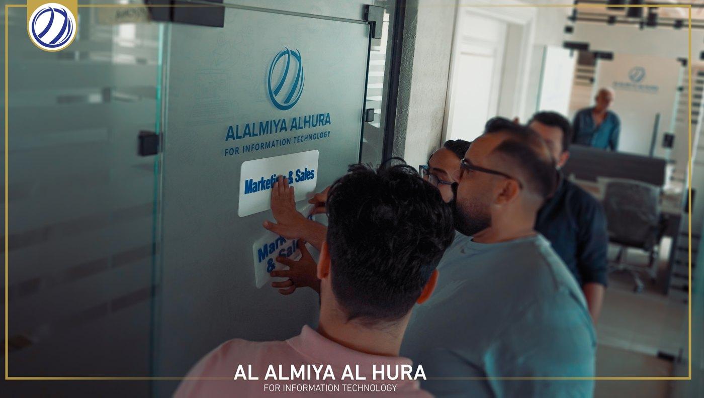 تركيب لافتة قسم التسويق والمبيعات
