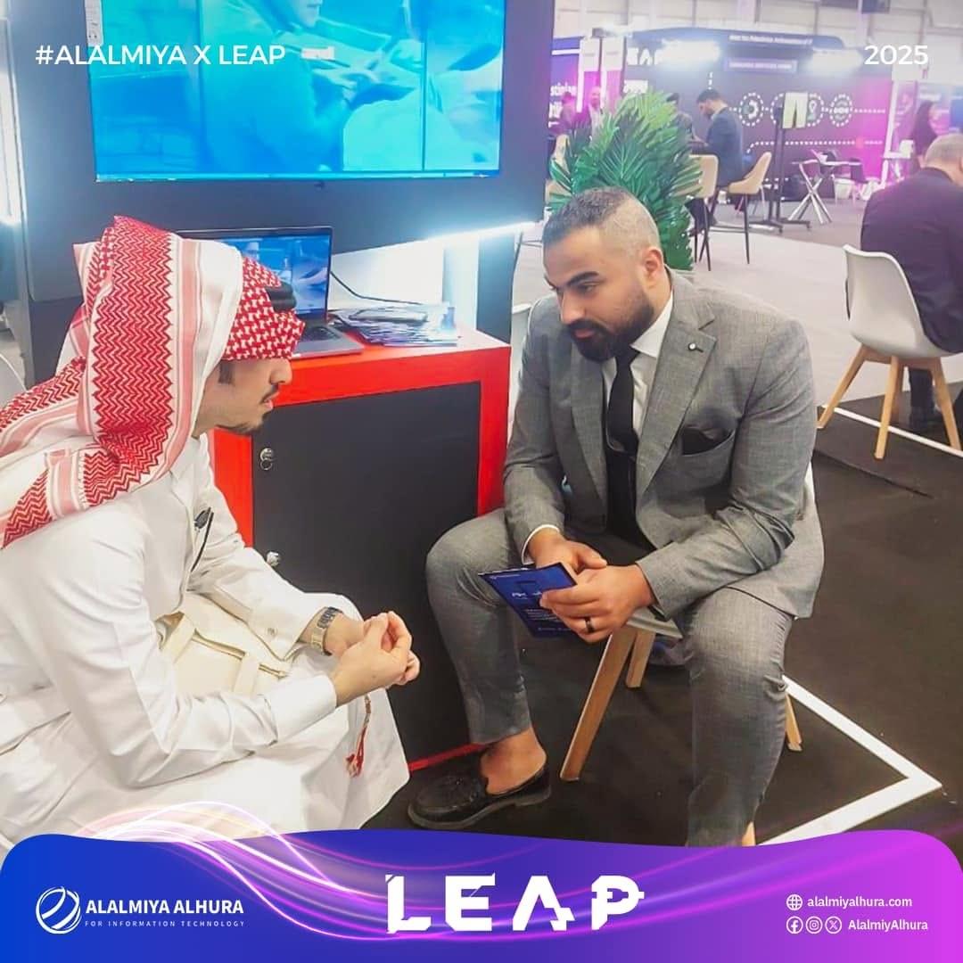 لقاء مع أحد زوار الجناح