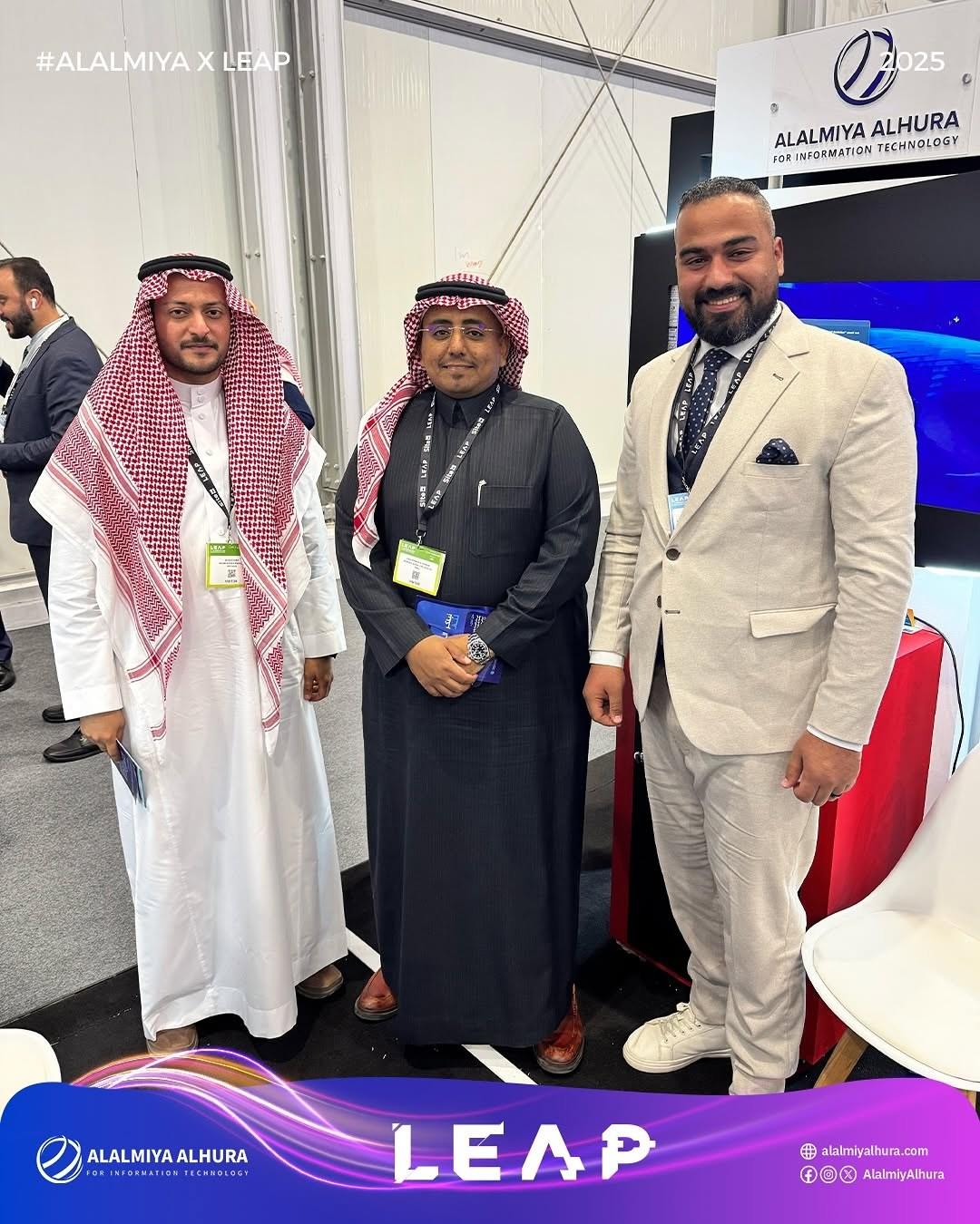 مع زوار سعوديين في جناح العالمية الحرة
